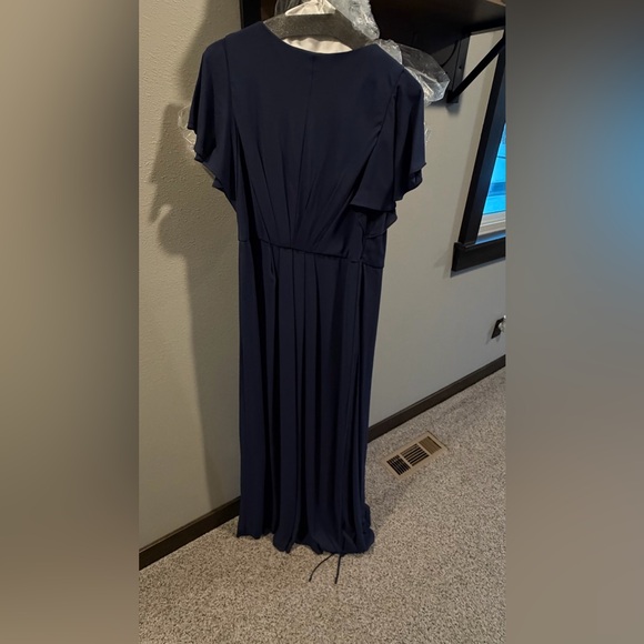 David’s Bridal Flutter Sleeve Georgette Wrap Dress
STYLE# F20039 MARINE
Size 6 - Picture 5 of 6